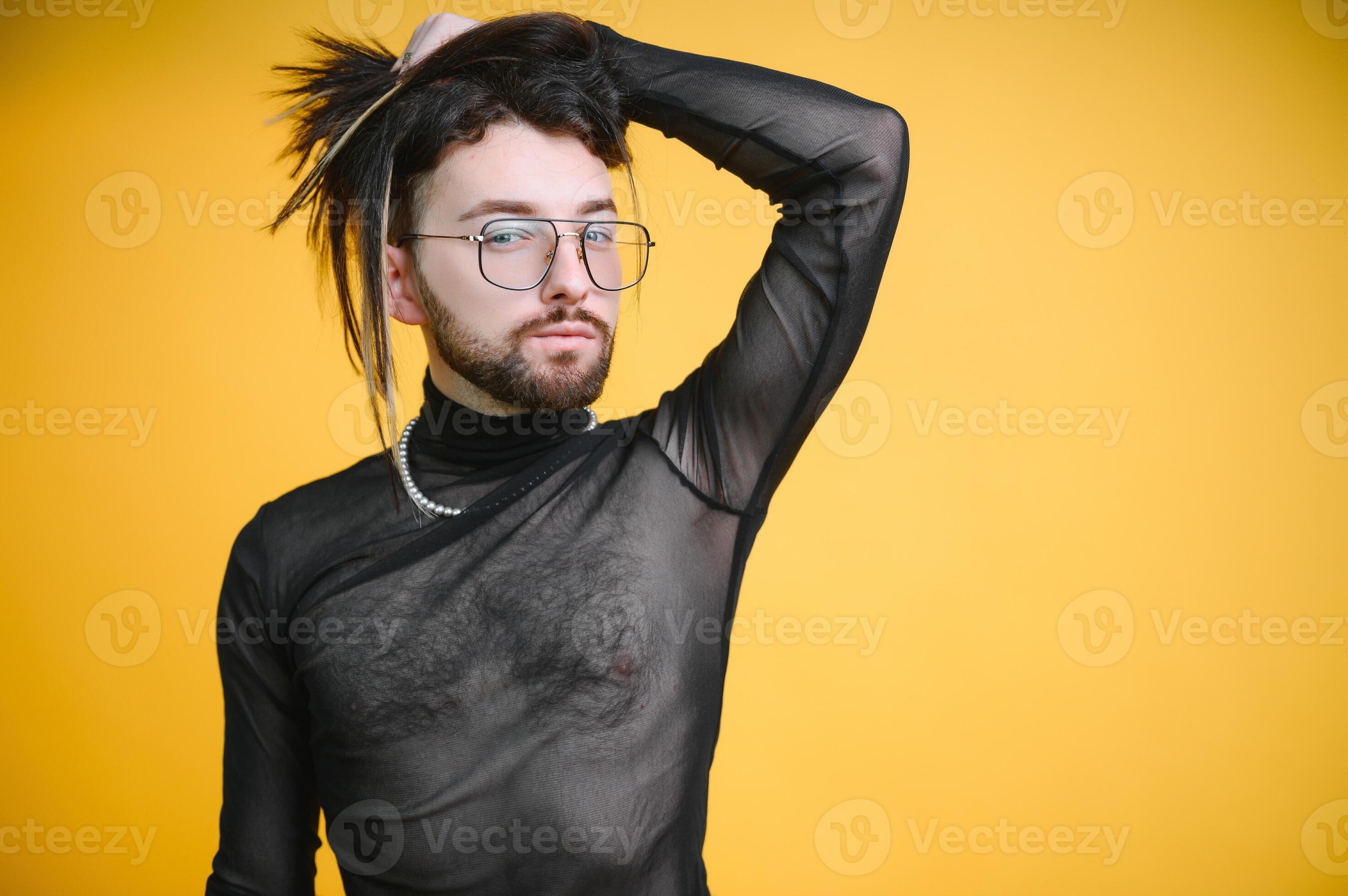 Gay Hombre Sostener Arco Iris A Rayas Bandera Aislado En De Colores Antecedentes Estudio Retrato