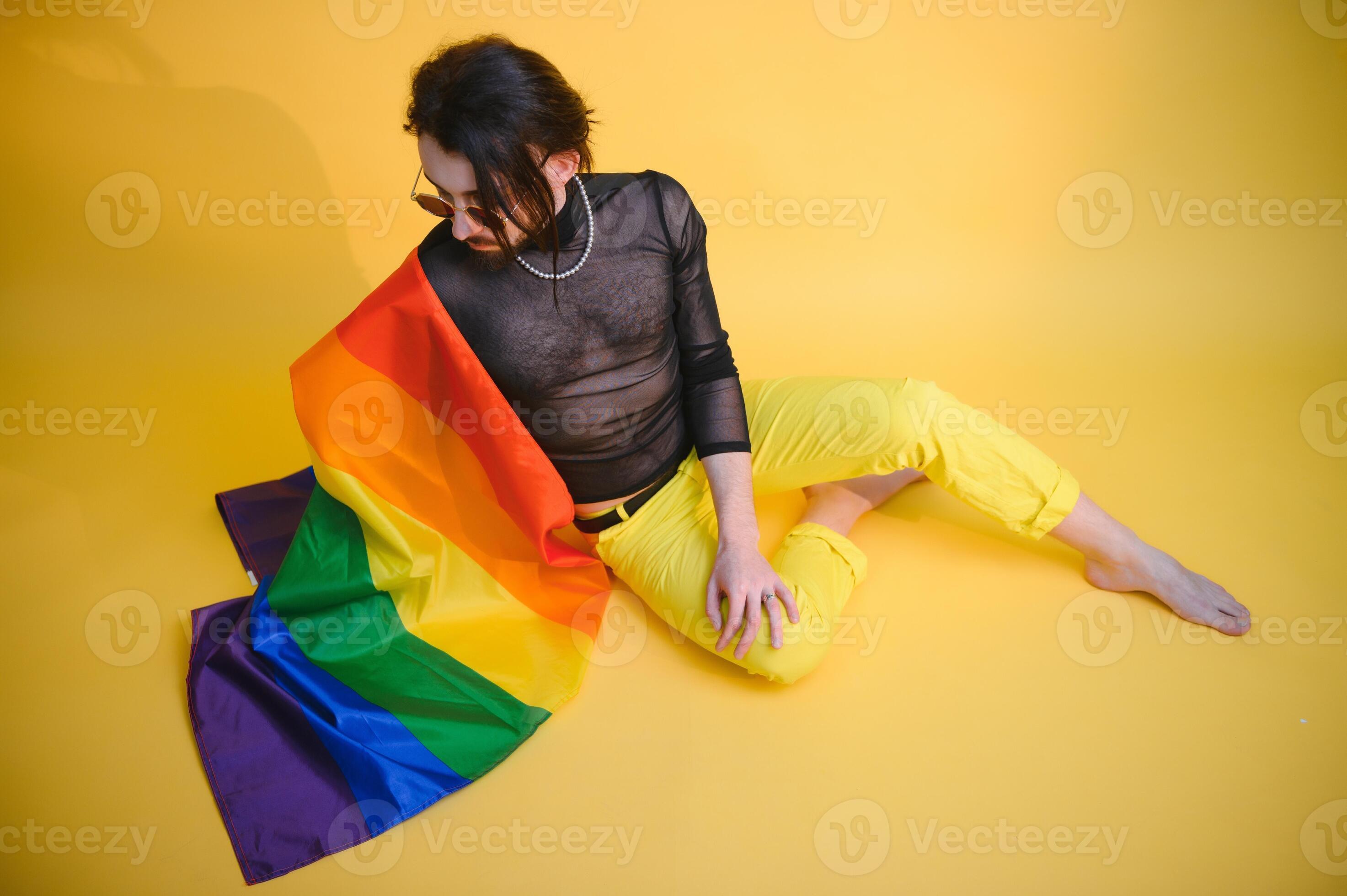 Gay Hombre Sostener Arco Iris A Rayas Bandera Aislado En De Colores Antecedentes Estudio Retrato