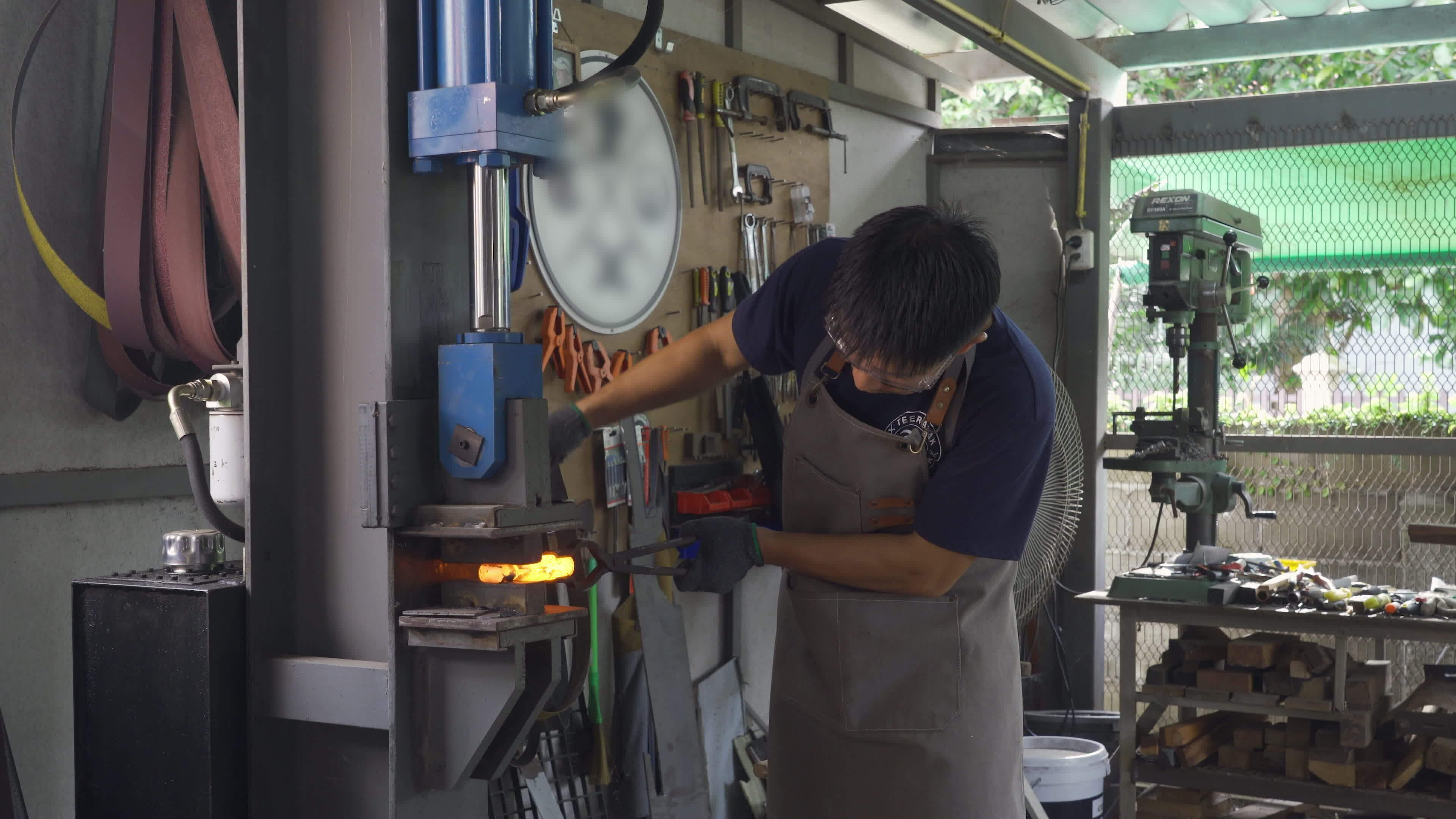 Blacksmith Nipping A Hot Metal Rod By Machine K Footage Stock Video At Vecteezy