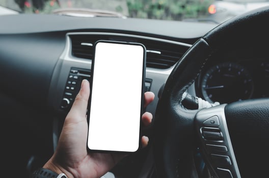 Man holding the phone in the car photo