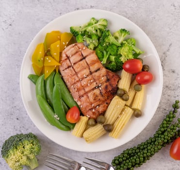 Roasted chicken with vegetables photo