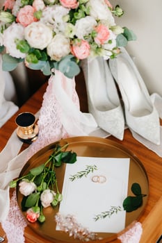 gold wedding rings as an attribute of a young couple's wedding photo