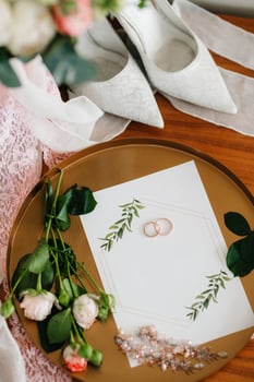 gold wedding rings as an attribute of a young couple's wedding photo