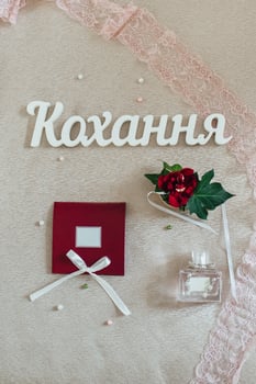 gold wedding rings as an attribute of a young couple's wedding photo
