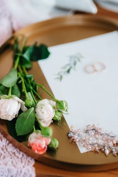 gold wedding rings as an attribute of a young couple's wedding photo