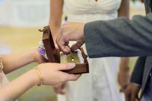 gold wedding rings photo