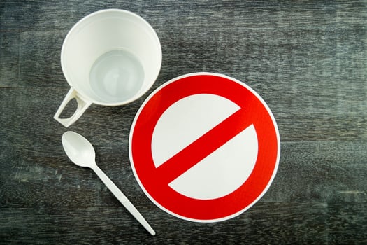 Europe bans straws and plastic tableware because of microplastics photo