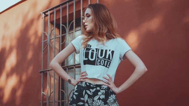 Fashion portrait stylish pretty woman in sunglasses posing in the city photo