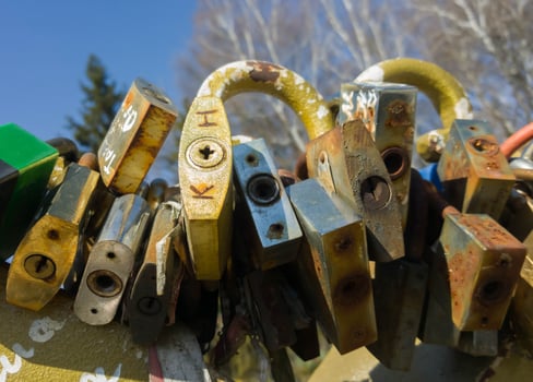 many locks hang on the gateway photo