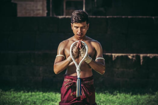 Boxers tie the rope in their hands and hands to respect the teacher. photo