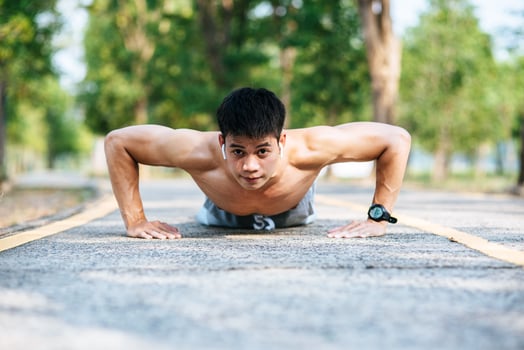The men who removed the shirts had muscles push up the streets. photo