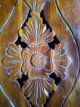 a flower-shaped wooden table carving photo