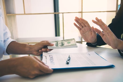 Business partners submit fraudulent cash to entrepreneurs whose male businessmen refuse to accept bribes in the office. photo