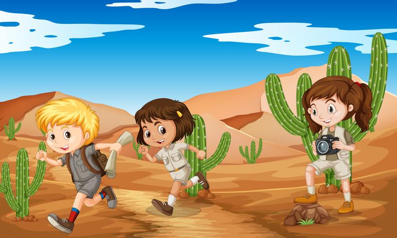 Tres niños en traje de safari corriendo en el desierto vector