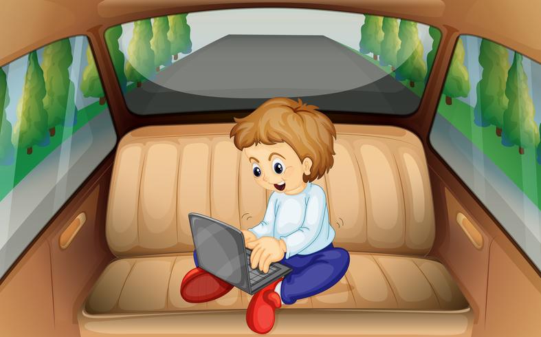 Niño pequeño, usar la computadora, en el coche vector