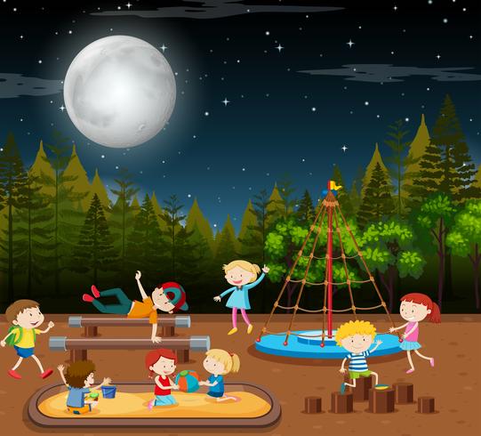 Niños en la escena nocturna del parque. vector