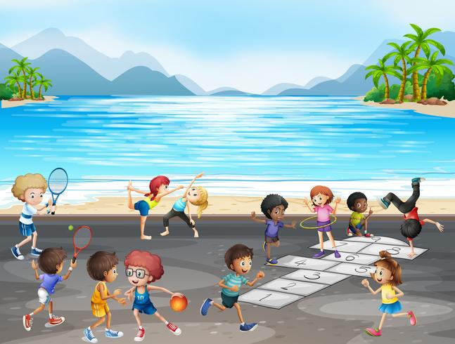 Niños practicando diferentes tipos de deportes junto al mar. vector