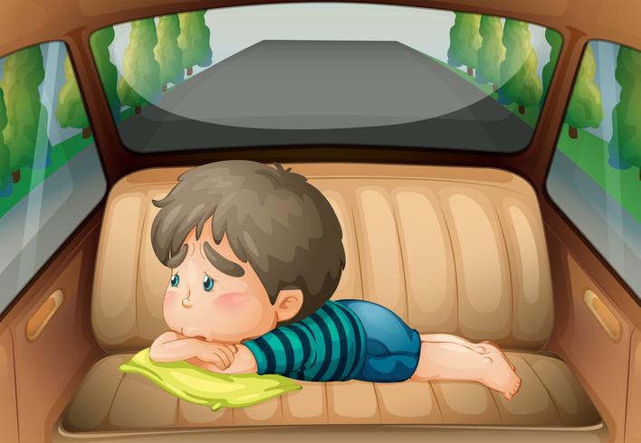 Niño triste en la parte trasera del coche. vector