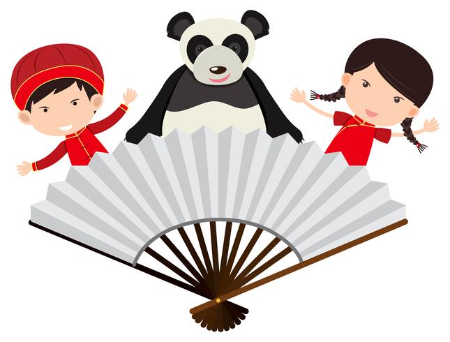 Niño y niña chinos con panda detrás del abanico vector