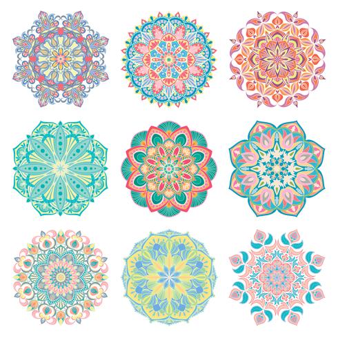 Conjunto de 9 mandala árabe vector colorido dibujado a mano sobre fondo blanco. Adornos orientales étnicos abstractos redondos.