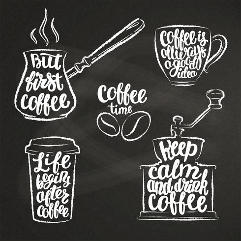 Letras de café en taza, molinillo, formas de tiza. Caligrafía moderna cita sobre el café. Los objetos del contorno del café del vintage fijaron con frases manuscritas en el tablero de tiza. vector