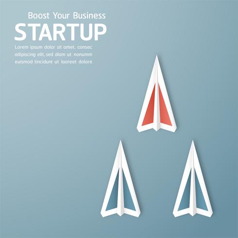 Ilustración de vector con puesta en marcha concepto en corte de papel, artesanía y estilo origami. Rocket está volando en el cielo azul. Diseño de plantillas para banner web, cartel, portada, publicidad. Artesanía en 3D para niños.