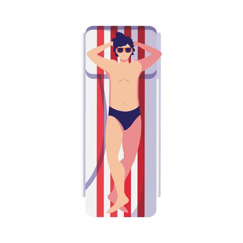 Hombre joven con traje de baño en colchoneta de bronceado. vector