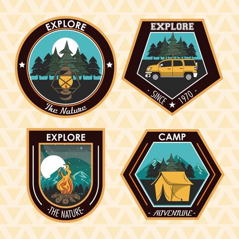 Conjunto de acampar explorar emblemas de parches de verano vector