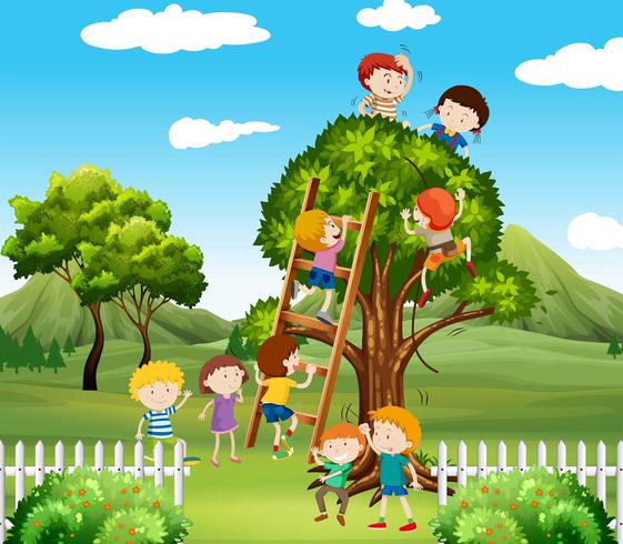 Niños trepando a un árbol en el parque vector