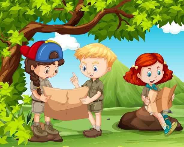 Tres niños leyendo mapas en el bosque vector