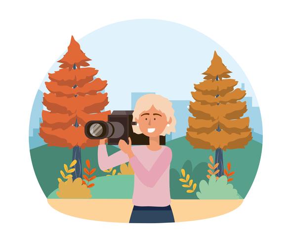Mujer camarógrafa filmando afuera vector