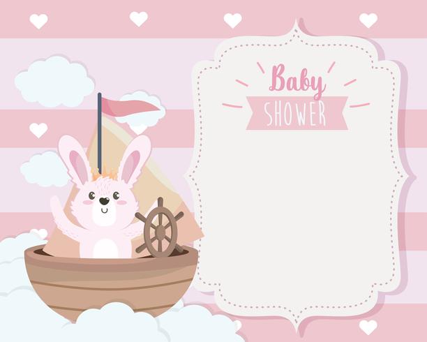 Tarjeta de Baby Shower con conejito en bote en las nubes vector