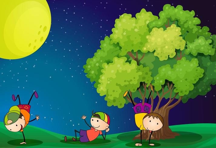 Tres niños jugando cerca del árbol bajo la luna llena vector