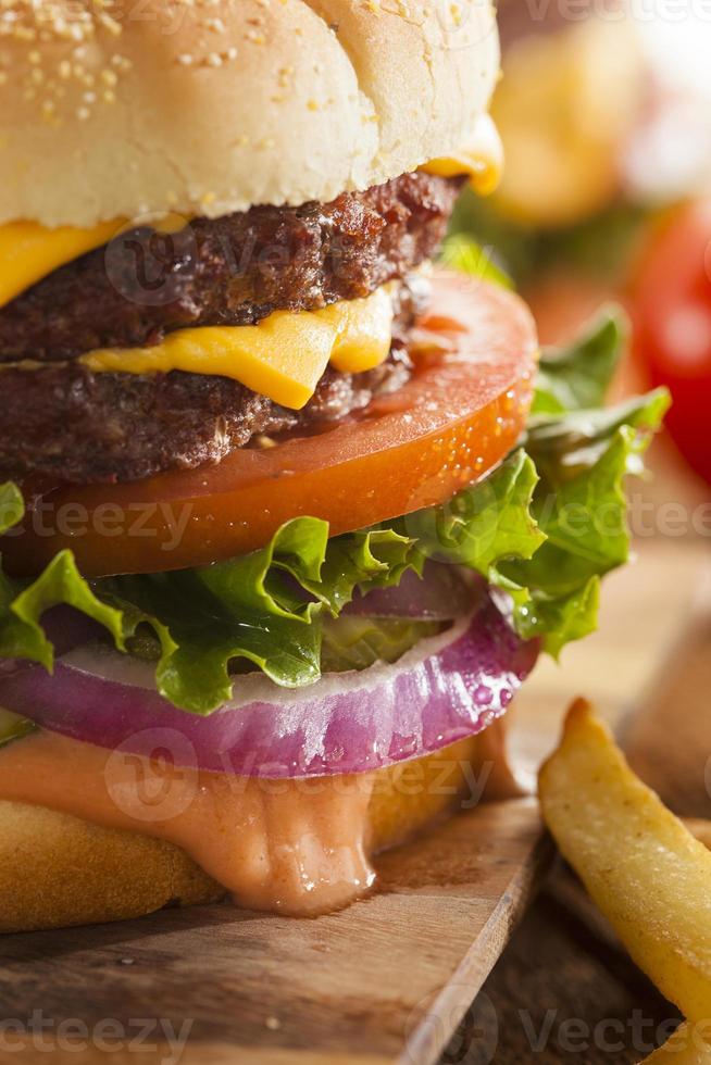 hamburguesa de queso de res con lechuga tomate foto