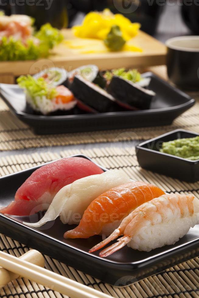la composición de nigiri sushi foto
