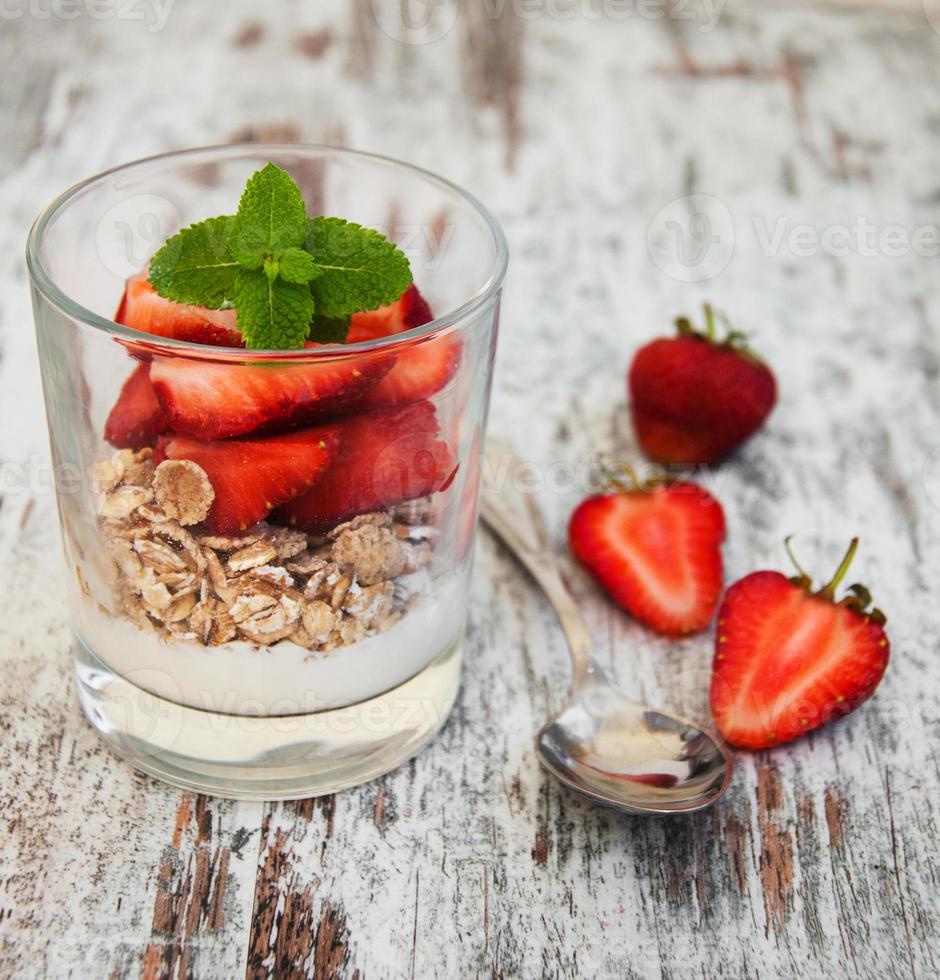 Yogur De Fresa Con Muesli 704009 Foto De Stock En Vecteezy