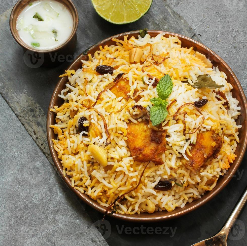 Biryani de pescado con arroz basmati comida india foto