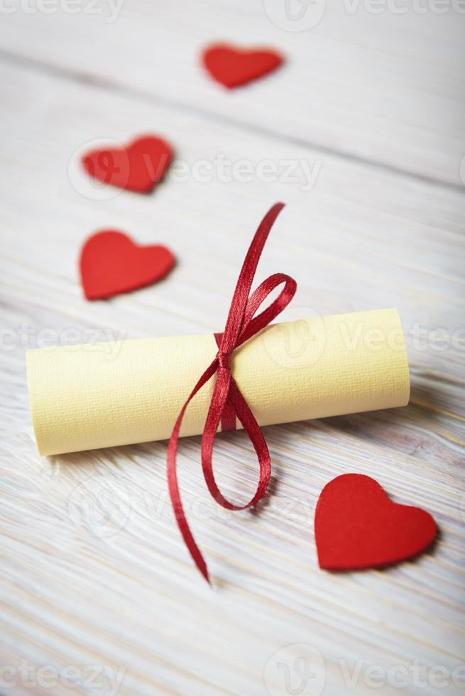 Corazones Rojos Y Papel Enrollado Sobre Fondo De Madera Vintage Foto De Stock Corazones vintage una de las secciones más bonitas ⭐ , descarga lo que más te guste totalmente gratis. https es vecteezy com foto 704796 corazones rojos y papel enrollado sobre fondo de madera vintage