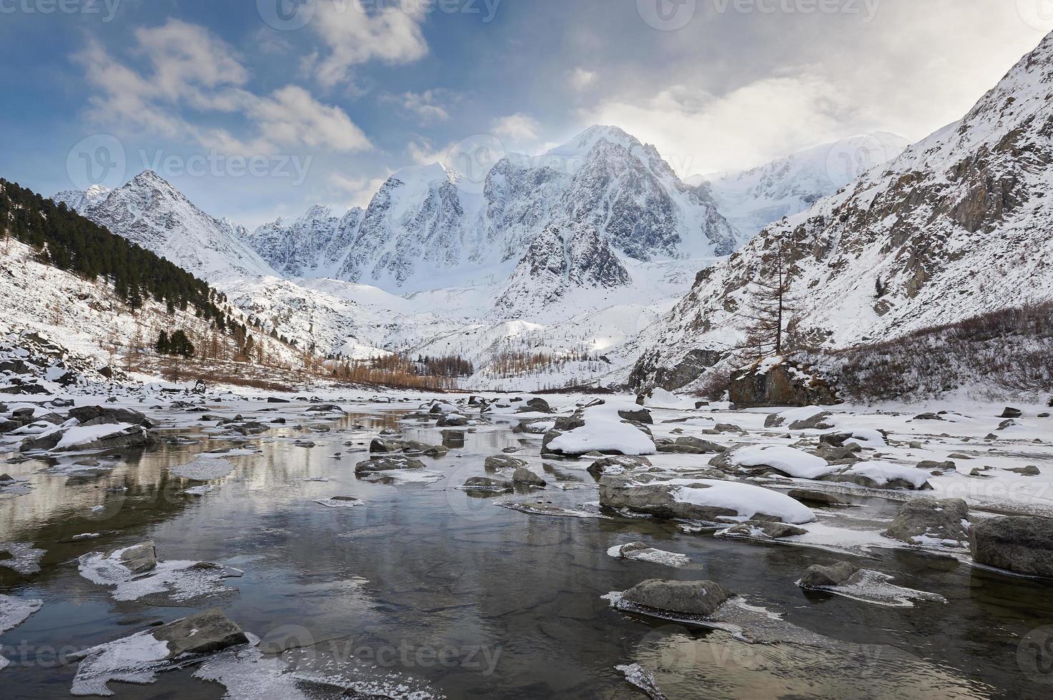 Hermoso paisaje de invierno, montañas de altai rusia. foto