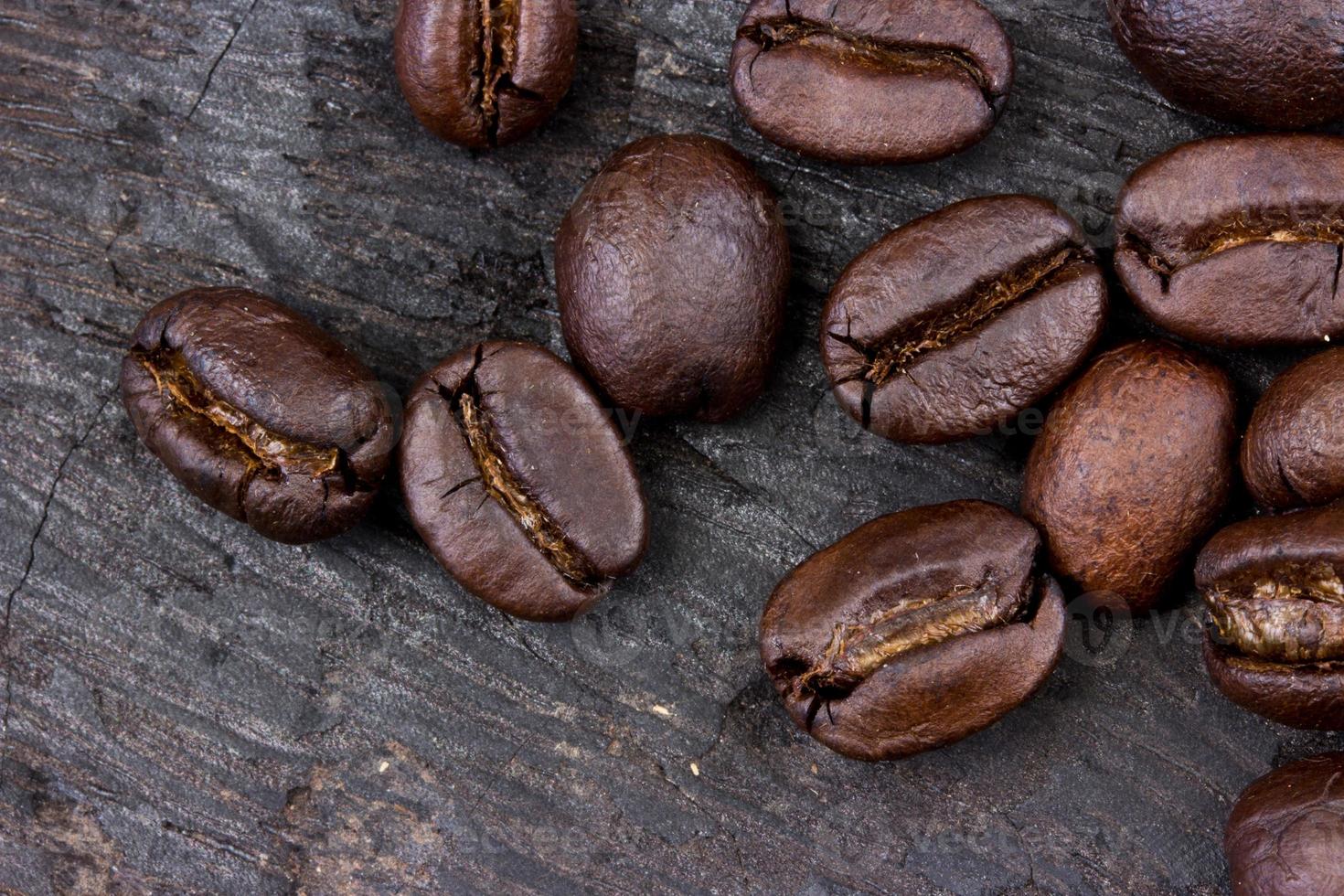 grano de café sobre fondo de madera (leña) foto