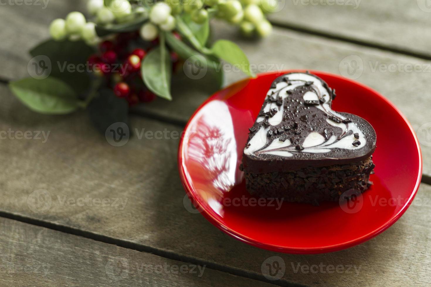 Pastel de chocolate en un corazón, San Valentín, postre foto