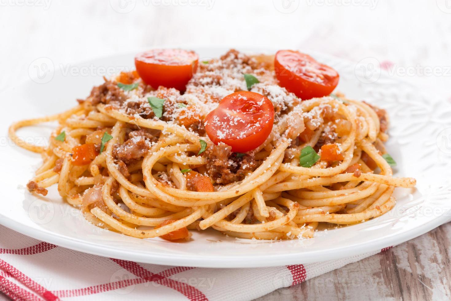 pasta italiana - espaguetis a la boloñesa en un plato foto