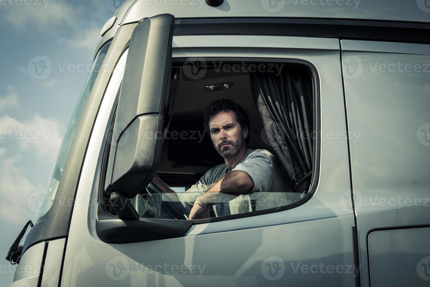 camionero sentado en la cabina foto