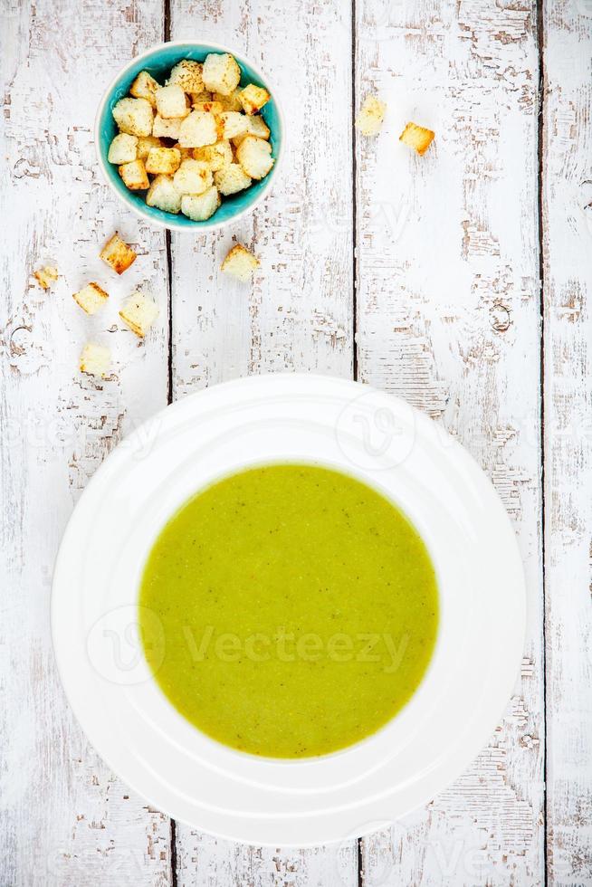 sopa de crema casera con brócoli y picatostes foto