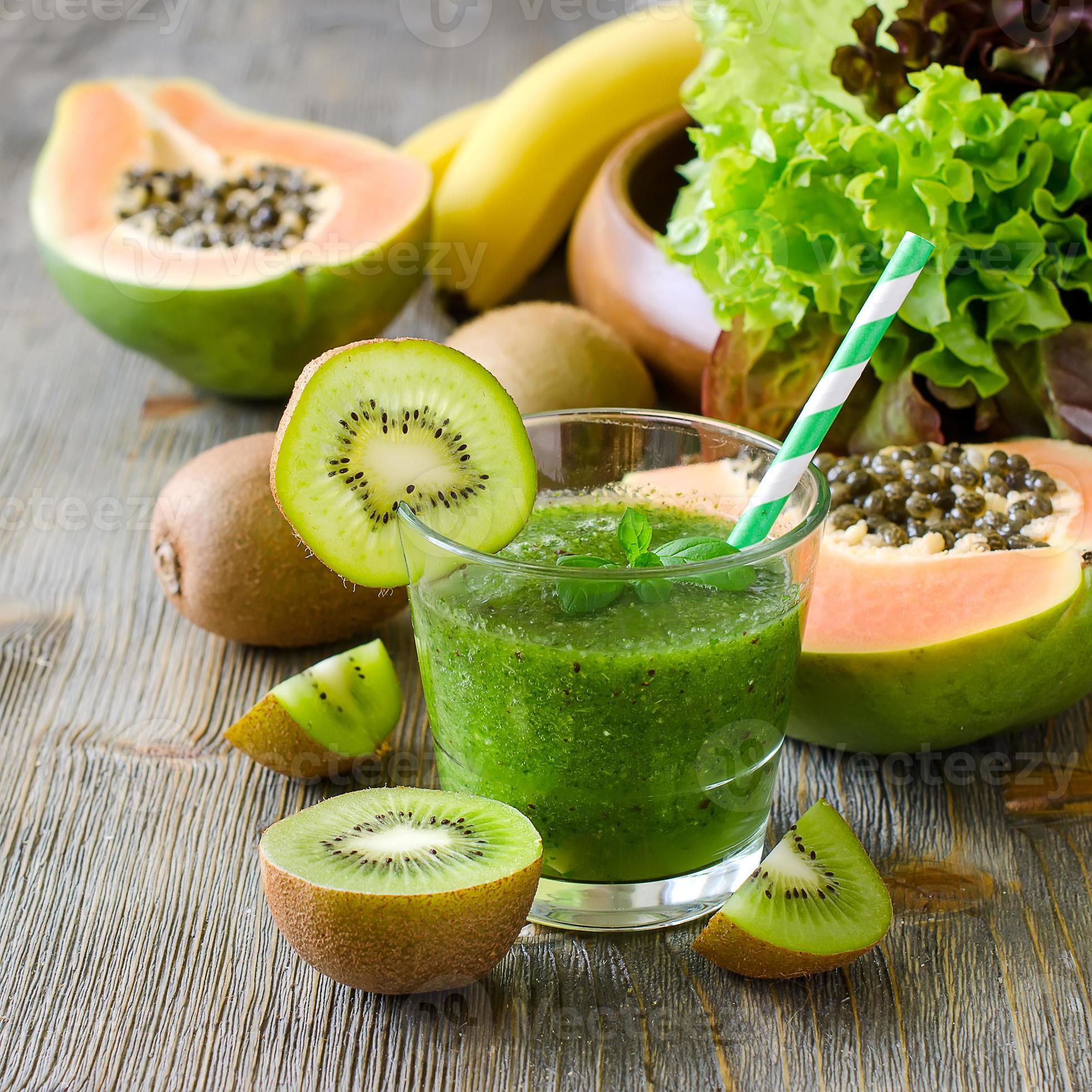 Green tropical smoothie with kiwi, papaya and salad leaves 711573 Stock