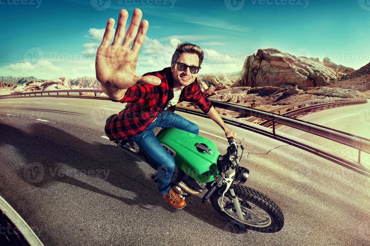 Hombre montando motocicleta en carretera. vista superior foto