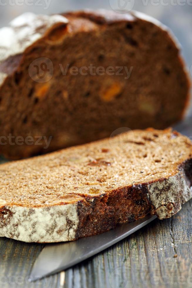 Pan de centeno con albaricoques secos de cerca. foto