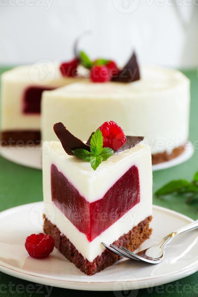 delicioso pastel de frambuesa con gelatina de frambuesa. foto