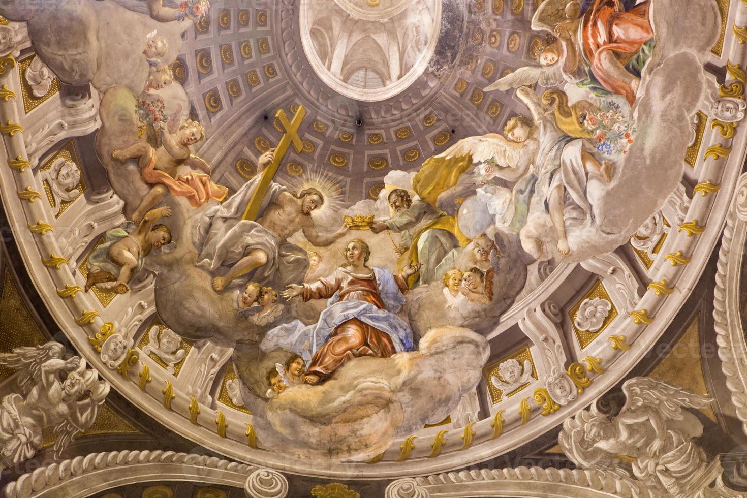 trnava - coronación del fresco barroco de la virgen maría foto