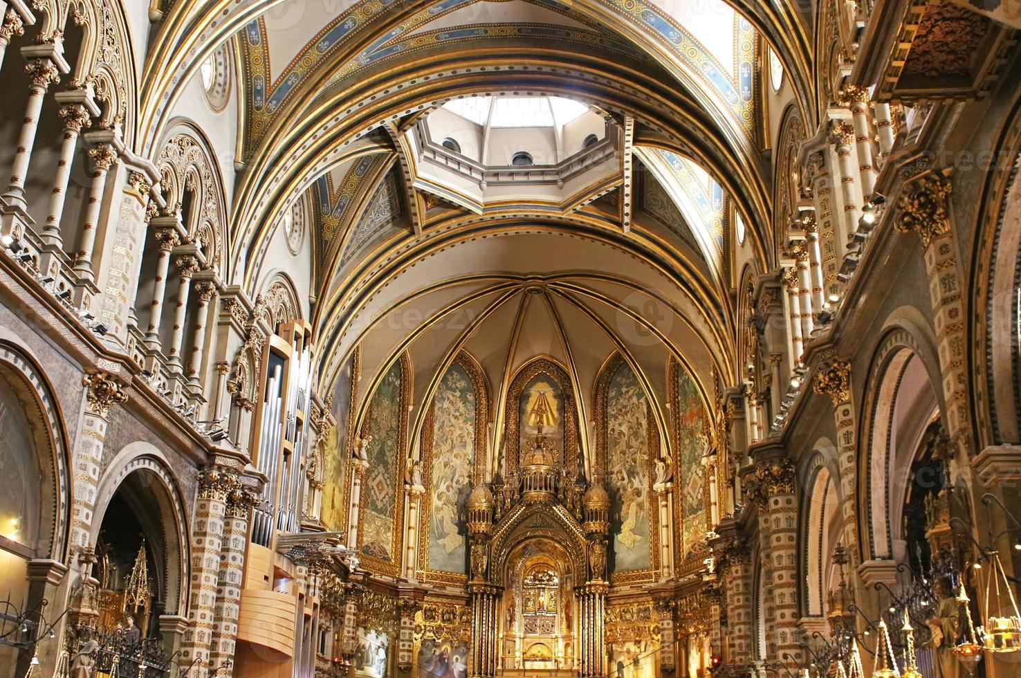 Interior de la basílica en la abadía benedictina de santa maría, españa foto